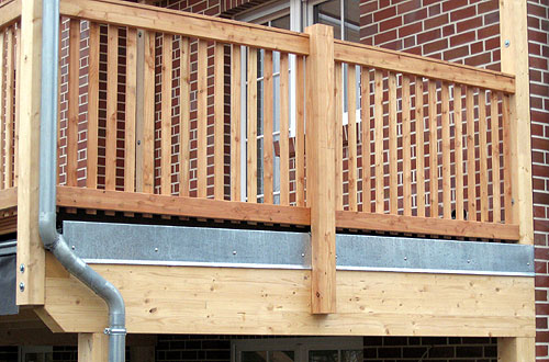Steuermann und Struve Referenz überdachte Terrasse mit Balkon und Geländer aus Lärche